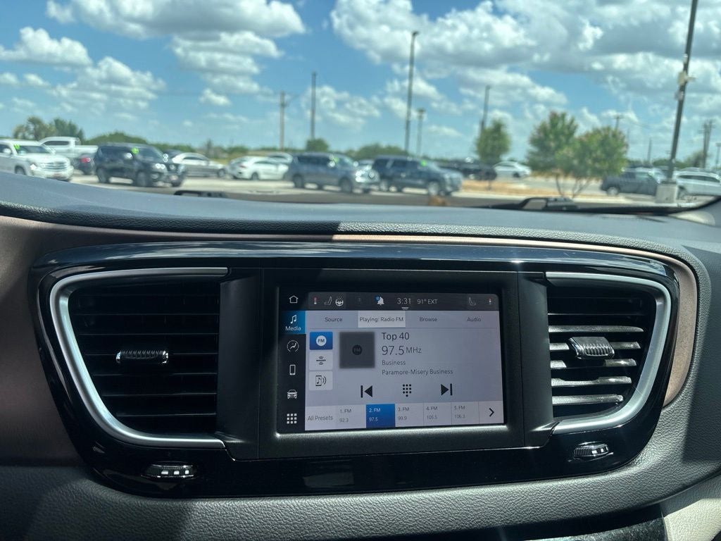 2023 Chrysler Voyager LX