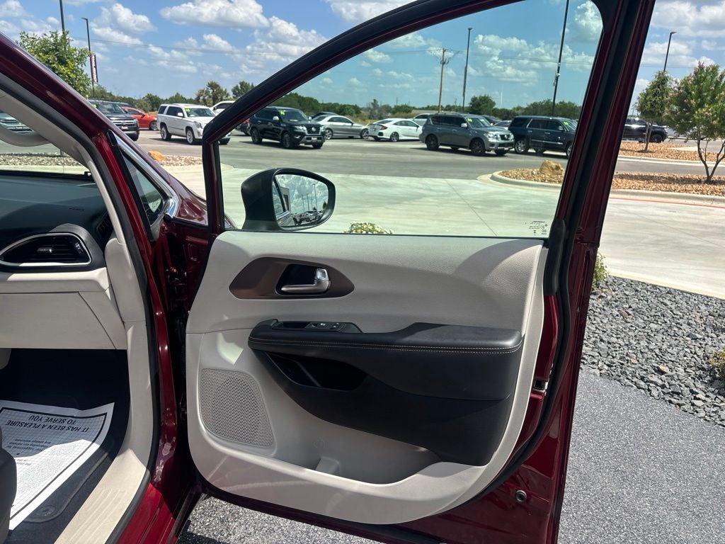 2023 Chrysler Voyager LX