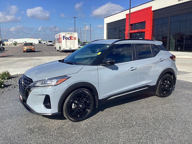 2022 Nissan Kicks SR