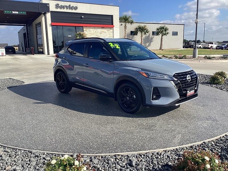 2022 Nissan Kicks SR