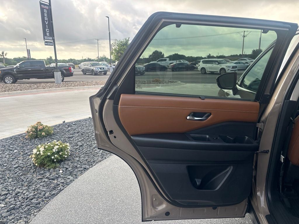 2023 Nissan Pathfinder Platinum