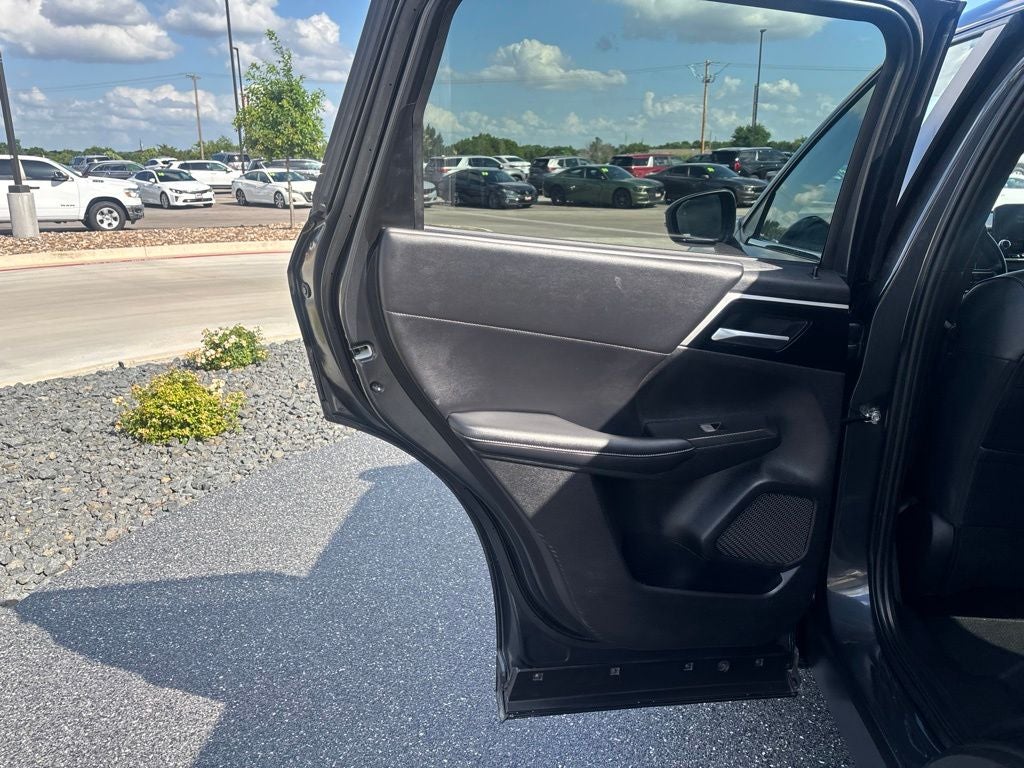 2024 Mitsubishi Outlander Base